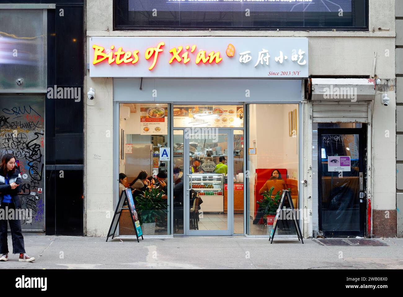 Bites of Xi'an 西府小吃, 884 6th Ave, New York, NYC vitrine d'un restaurant chinois Shaanxi dans Midtown Manhattan. Banque D'Images