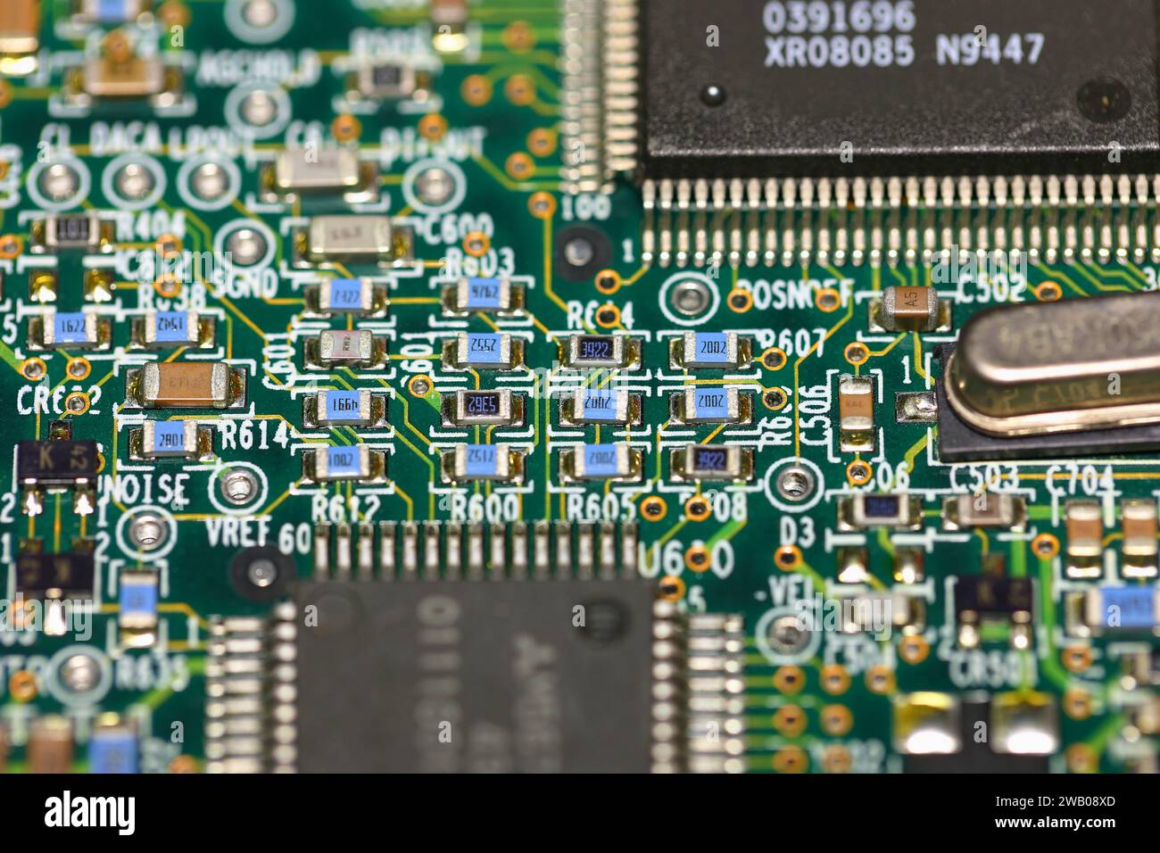Macro gros plan de résistances CMS plates sur une carte de circuit imprimé 1990s. Banque D'Images