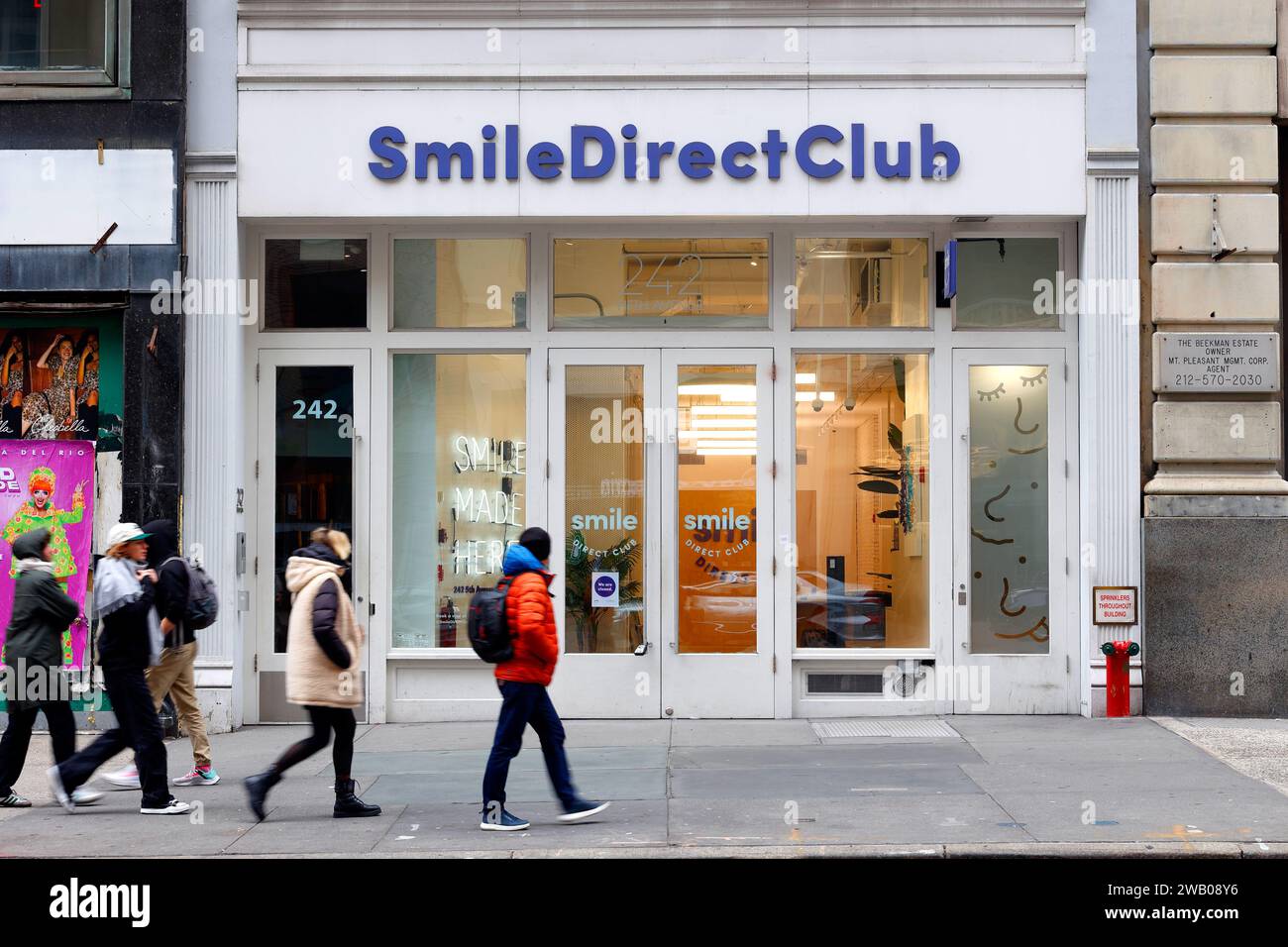 SmileDirectClub, 242 5th Ave, New York, NYC photo de vitrine d'une entreprise de télédentisterie d'alignement des dents. Banque D'Images
