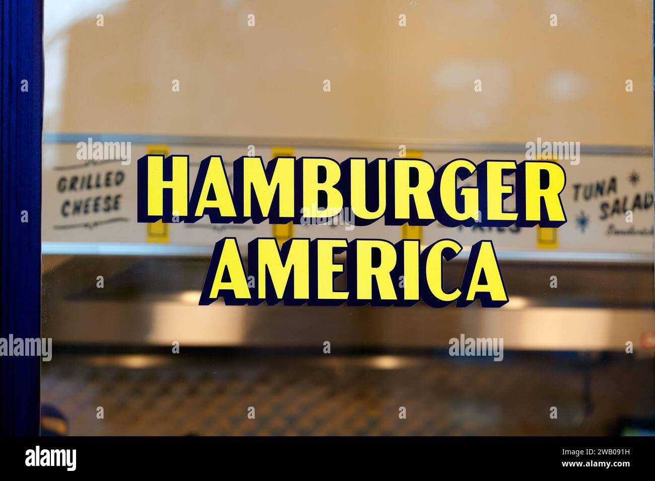 Signalisation pour Hamburger America, un restaurant smash Burger au 51 MacDougal St, 155 W Houston St, New York. Banque D'Images