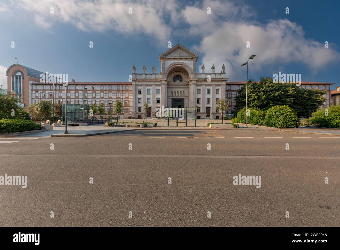 Alba, Italie - 20 août 2023 : vue de St. Place Paul avec le temple de Saint Paul et le bâtiment abritant l'institut religieux Societa San Paol Banque D'Images