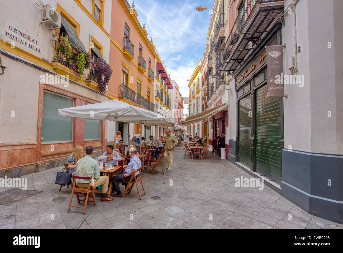 Cordoue, Espagne - 1 septembre 2023 : rue animée avec restaurants et cafés en plein air dans la ville historique de Cordoue, Espagne Banque D'Images