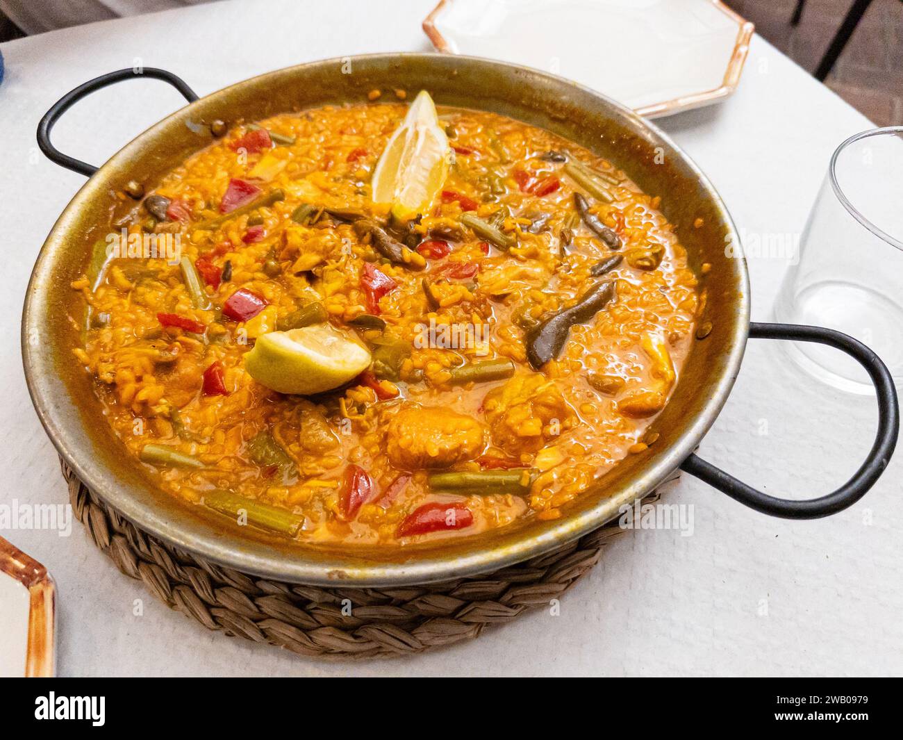 Plat frais de paella espagnole sur une table de restaurant Banque D'Images