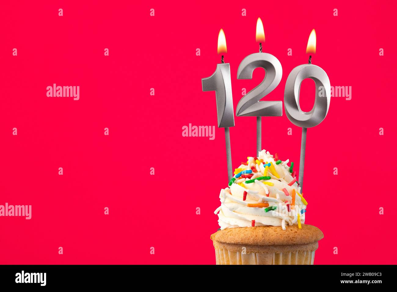 Bougie brûlante numéro 120 - carte d'anniversaire avec cupcake Banque D'Images