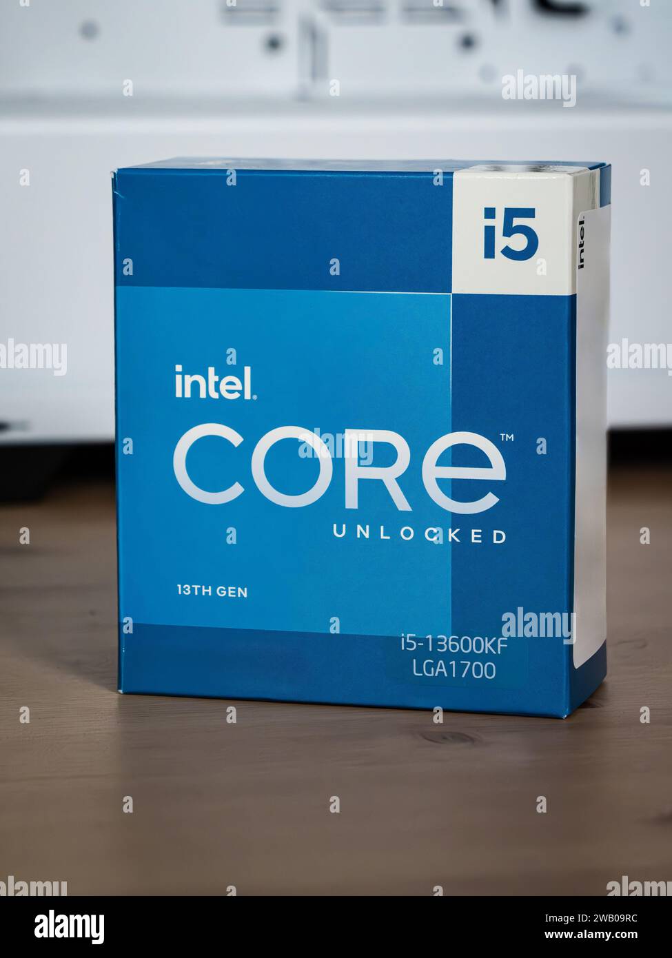 BUDAPEST, HONGRIE- 4 AOÛT 2023 : vue rapprochée d'une boîte de processeur Intel i5 de 13e génération sur une table en bois Banque D'Images