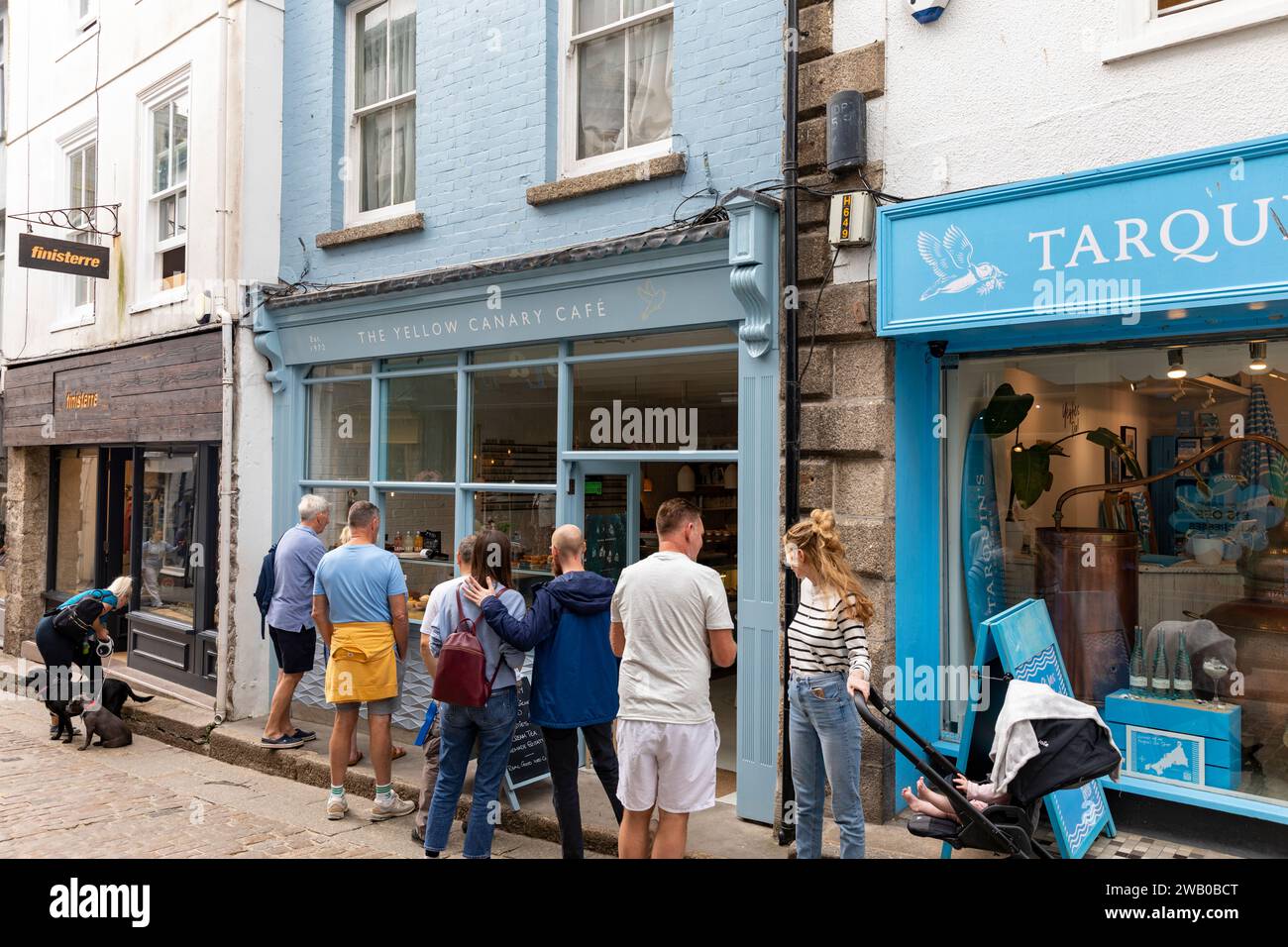 St Ives Cornwall England, Fore Street dans le centre-ville et les clients font la queue devant le café Yellow canary Cafe, Royaume-Uni, 2023 Banque D'Images