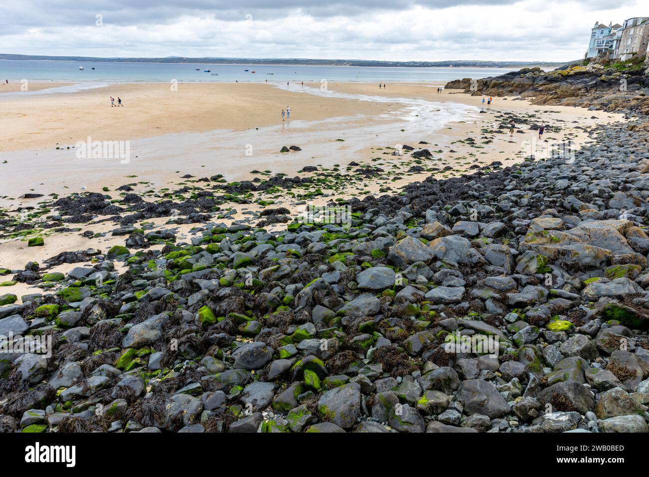 St Ives Cornwall Angleterre, jour couvert et de ciel lunatique sur la plage de Porthminster avec des rochers et des gens sur la plage, Angleterre, Royaume-Uni, septembre 2023 Banque D'Images
