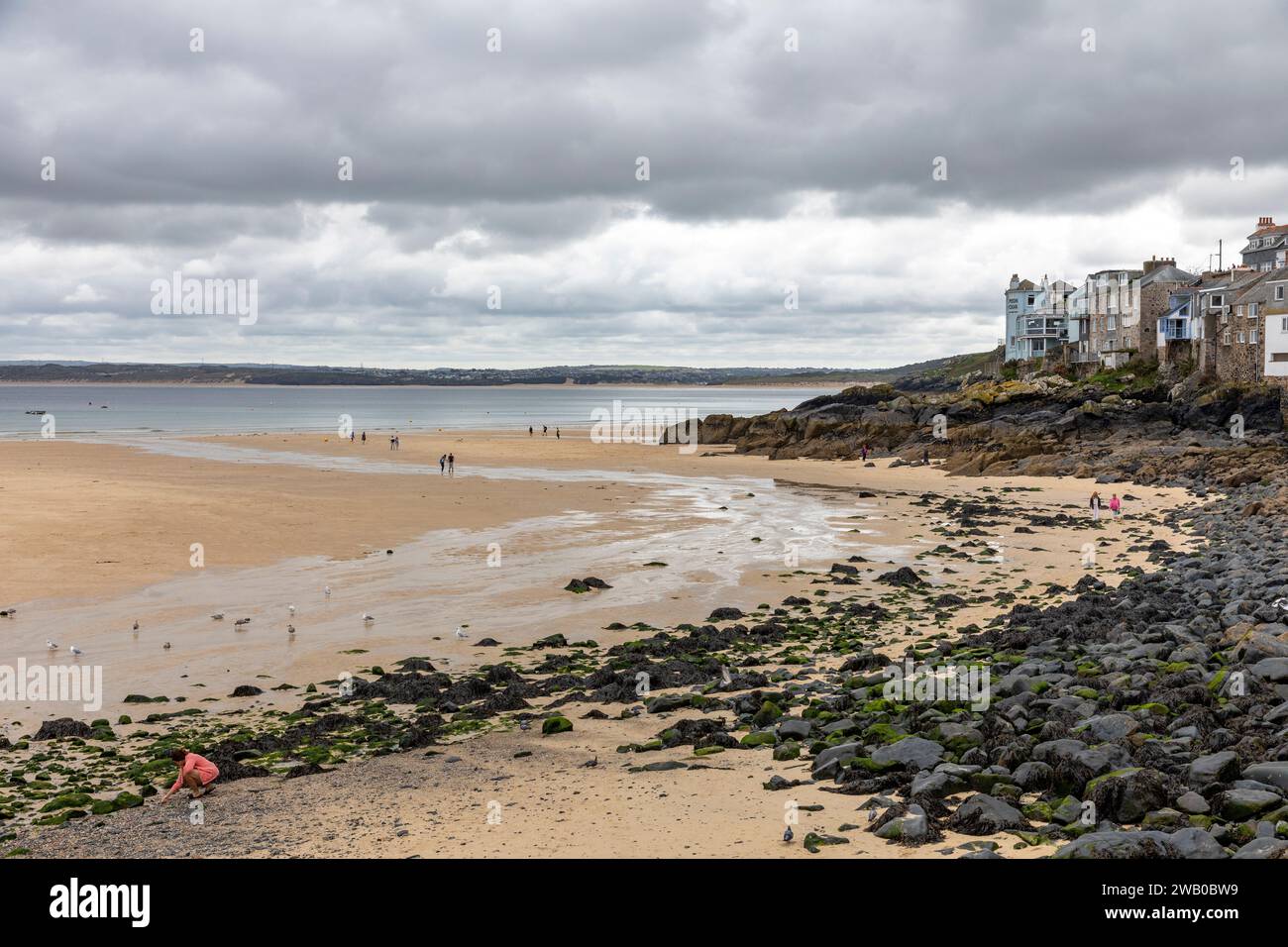 St Ives Cornwall Angleterre, jour couvert et de ciel lunatique sur la plage de Porthminster avec des rochers et des gens sur la plage, Angleterre, Royaume-Uni, septembre 2023 Banque D'Images