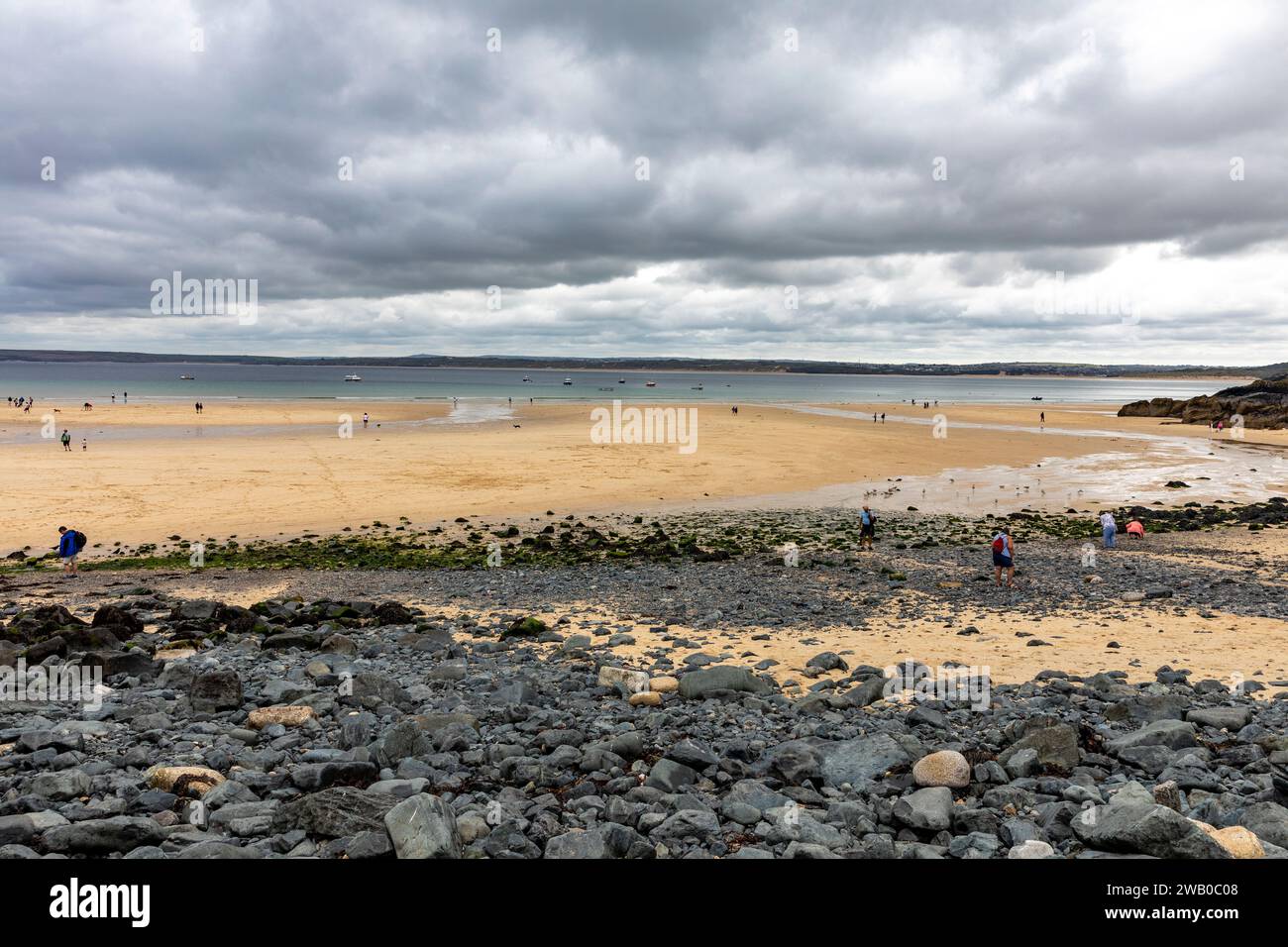 St Ives Cornwall Angleterre, jour couvert et de ciel lunatique sur la plage de Porthminster avec des rochers et des gens sur la plage, Angleterre, Royaume-Uni, septembre 2023 Banque D'Images