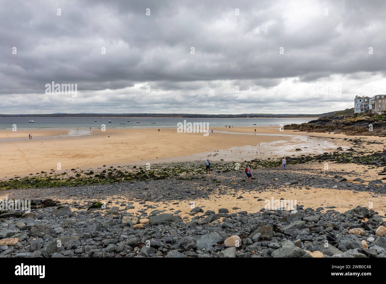 St Ives Cornwall Angleterre, jour couvert et de ciel lunatique sur la plage de Porthminster avec des rochers et des gens sur la plage, Angleterre, Royaume-Uni, septembre 2023 Banque D'Images