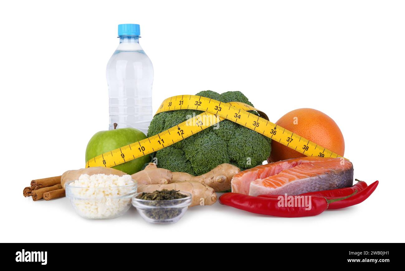 Métabolisme. Différents produits alimentaires et ruban à mesurer sur fond blanc Banque D'Images