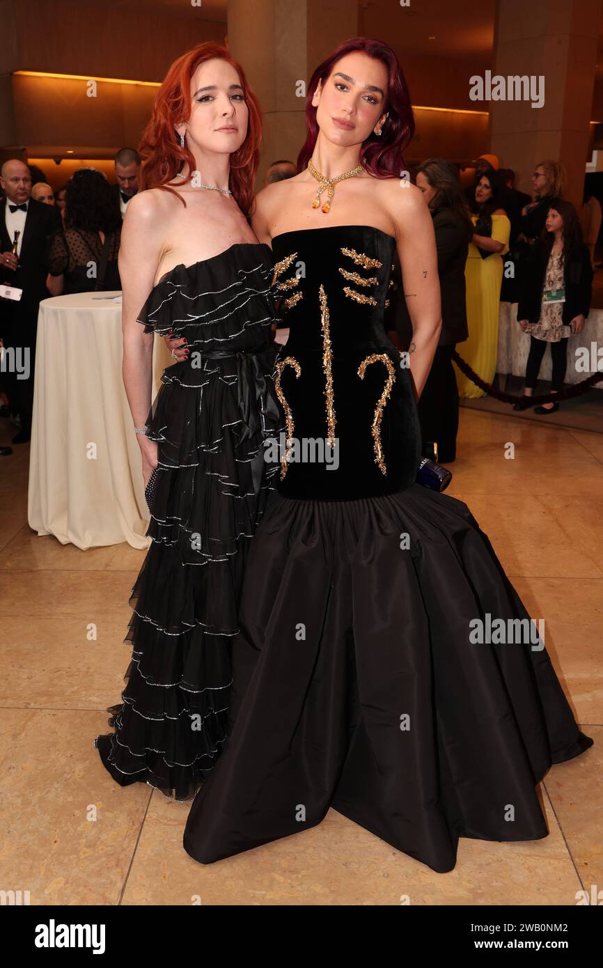 Beverly Hills, États-Unis. 07 janvier 2024. Hari NEF et Dua Lipa lors du 81e Golden Globe Awards qui s'est tenu à l'hôtel Beverly Hilton le 7 janvier 2024 à Beverly Hills, en Californie. Crédit : PMC/Alamy Live News Banque D'Images