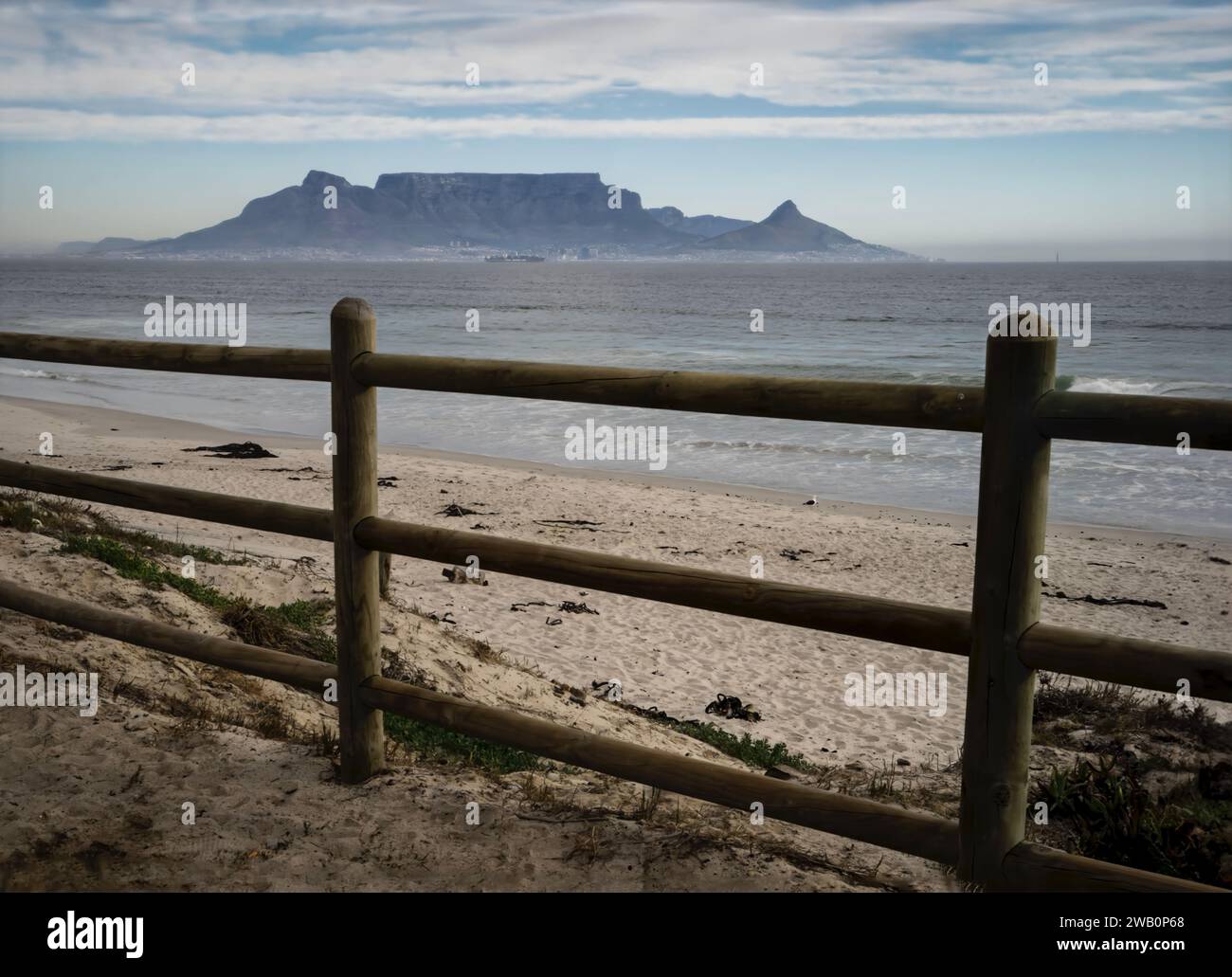 Cape Town et Table Mountain de Blaauberg Beach Banque D'Images