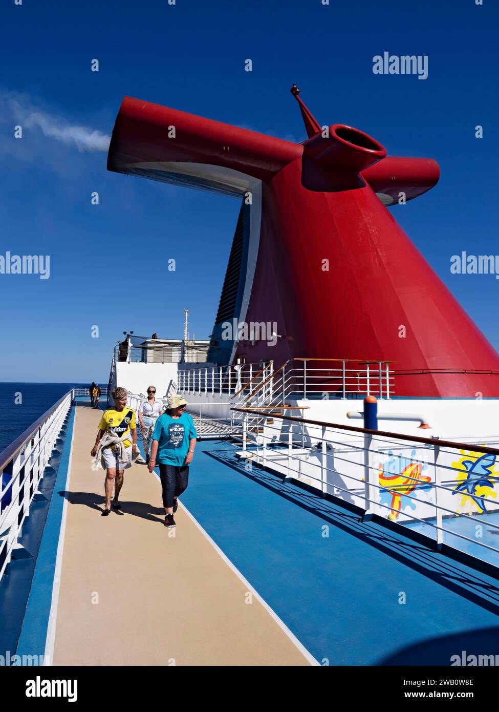 South Pacific Cruise / passagers de bateau de croisière marchant sur la piste de jogging du Carnival Splendor. Après avoir quitté Sydney Australie ce crui Banque D'Images