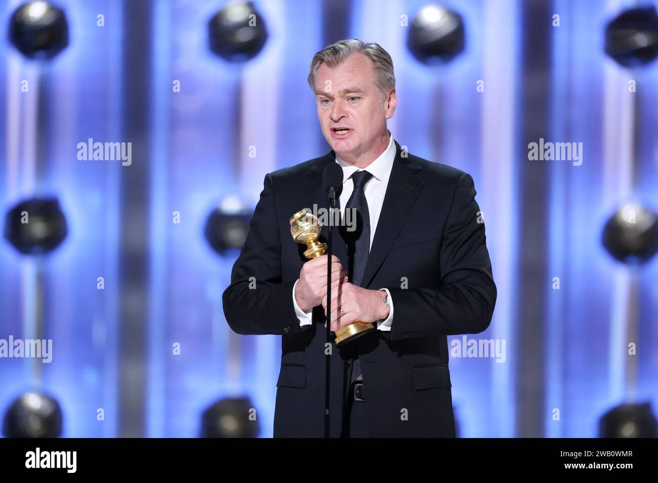 Beverly Hills, États-Unis. 07 janvier 2024. Christopher Nolan reçoit le prix du meilleur réalisateur - film pour « Oppenheimer » lors du 81e Golden Globe Awards qui s’est tenu à l’hôtel Beverly Hilton le 7 janvier 2024 à Beverly Hills, en Californie. Crédit : PMC/Alamy Live News Banque D'Images