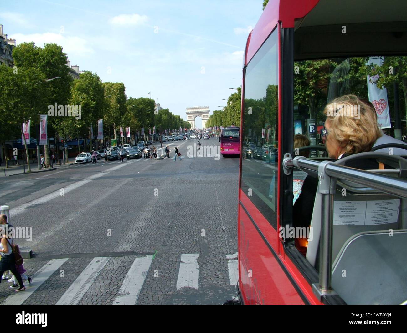 Sur un bus à impériale voyageant sur l'Av. Des champs-Élysées, vers le célèbre Arc de Triomphe Paris, France Banque D'Images