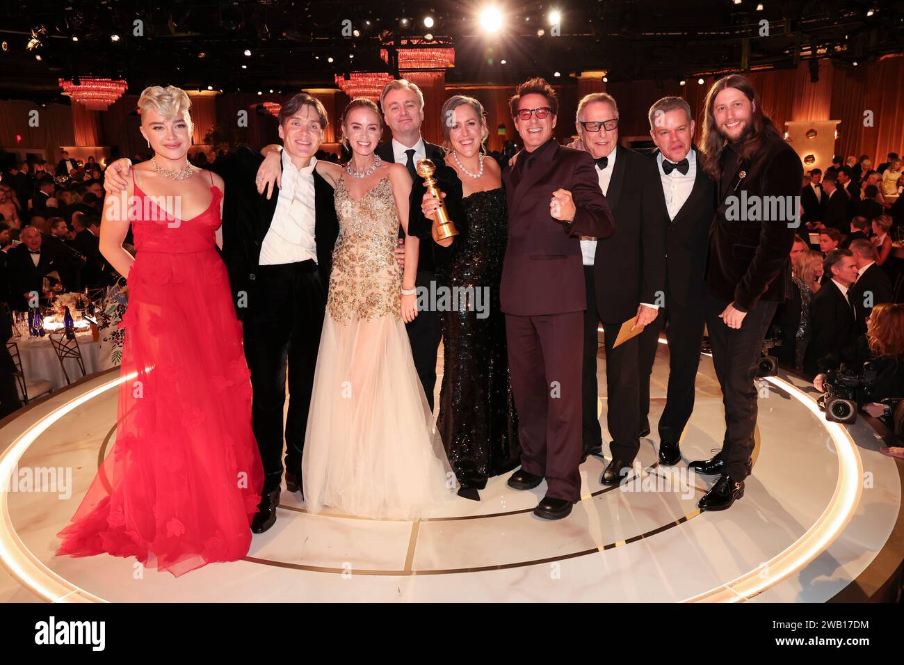 Beverly Hills, États-Unis. 07 janvier 2024. Florence Pugh, Cillian Murphy, Emily Blunt, Christopher Nolan, Emma Thomas, Robert Downey Jr., Charles Roven, Matt Damon et Ludwig Göransson lors du 81e Golden Globe Awards qui s'est tenu à l'hôtel Beverly Hilton le 7 janvier 2024 à Beverly Hills, en Californie. Crédit : PMC/Alamy Live News Banque D'Images