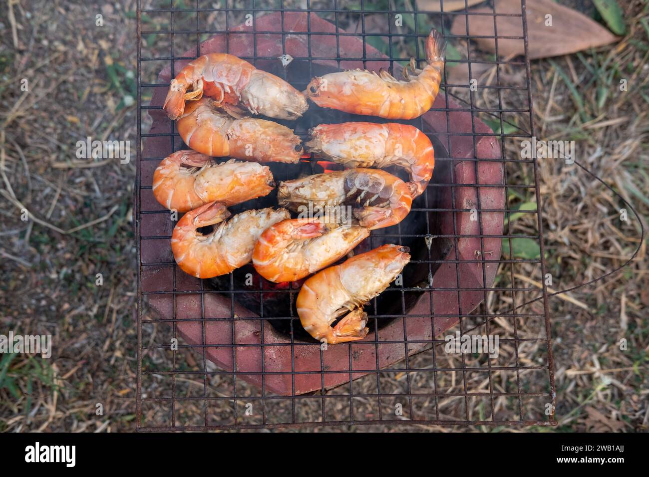 Crevettes grillées sur un grill au charbon de bois. Banque D'Images