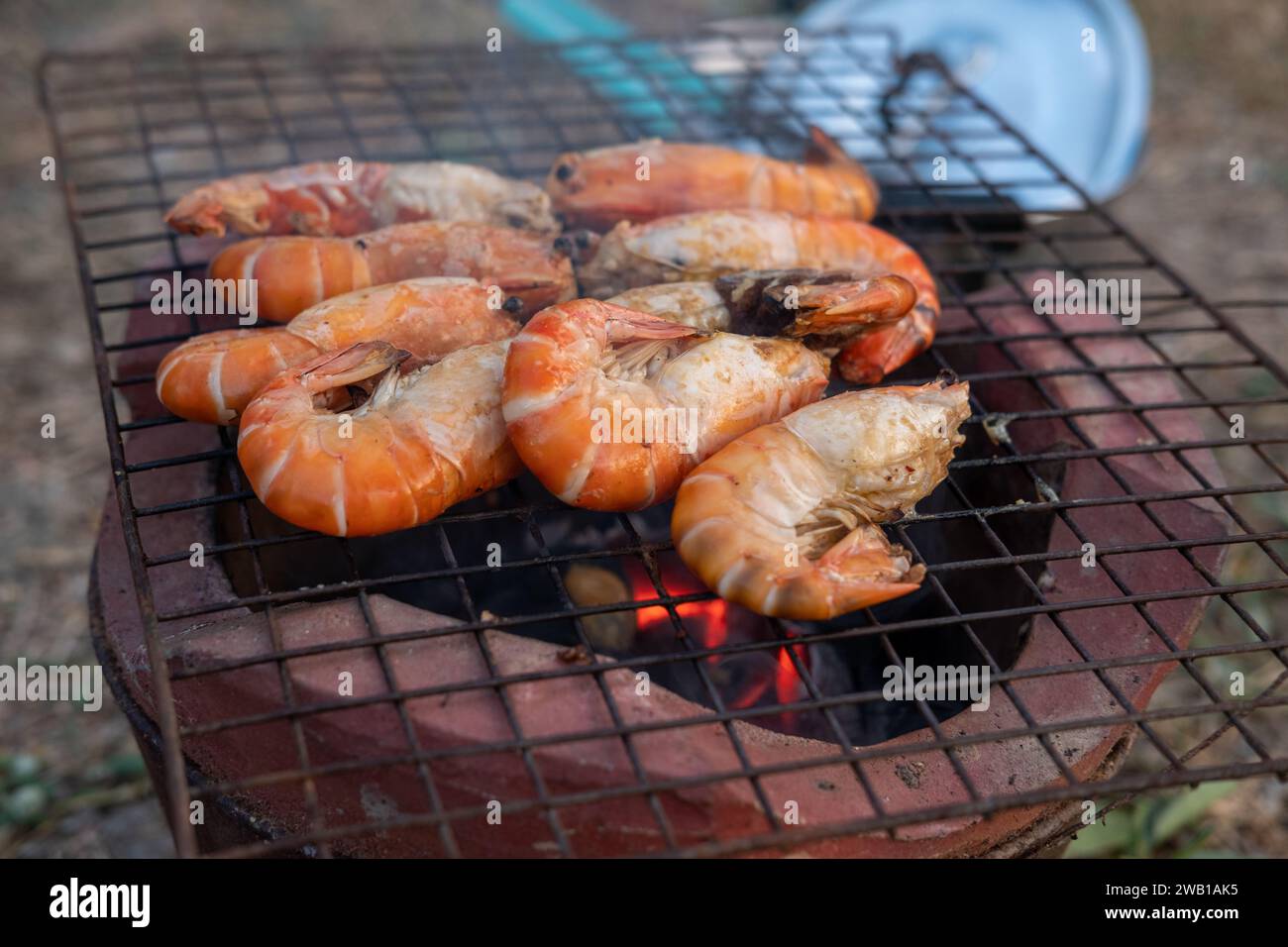 Crevettes grillées sur un grill au charbon de bois. Banque D'Images