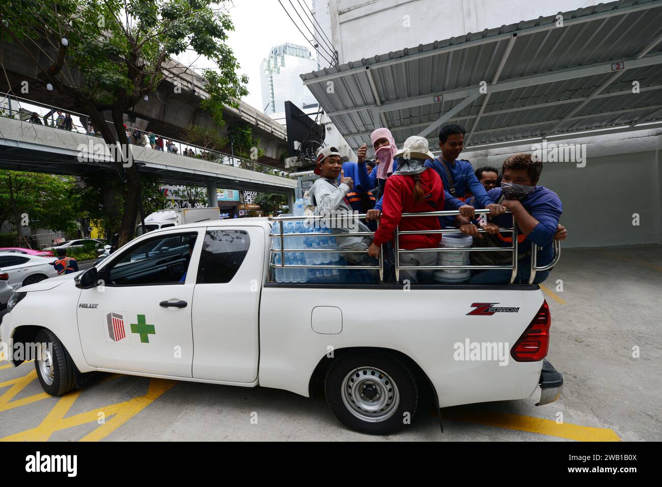 Un pick-up entièrement chargé avec des personnes à l'arrière à Bangkok, Thaïlande. Banque D'Images