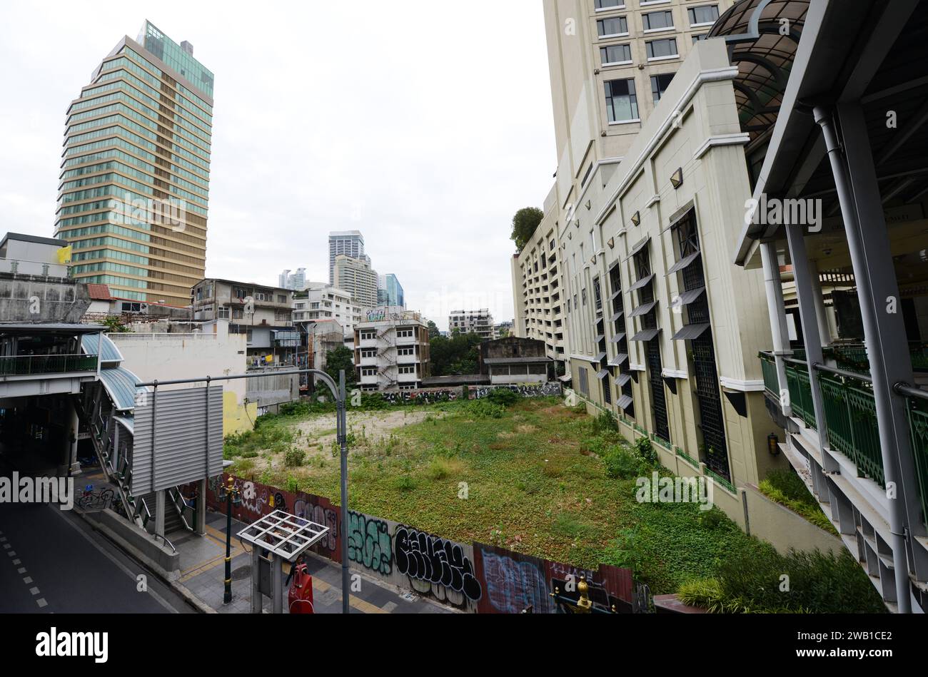 Un terrain vide sur Sukhumvit Road près de la station de BTS Asok à Bangkok, Thaïlande. Banque D'Images