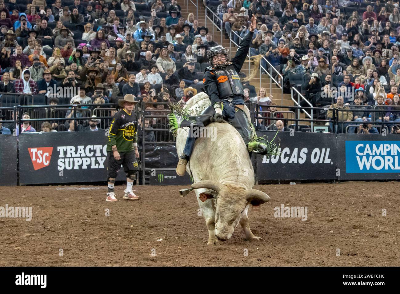 New York, États-Unis. 07 janvier 2024. NEW YORK, NEW YORK - 07 JANVIER : Austin Richardson monte Red Scorpion lors de la troisième manche de l'événement Professional Bull Riders 2024 Unleash the Beast au Madison Square Garden le 7 janvier 2024 à New York. Crédit : SOPA Images Limited/Alamy Live News Banque D'Images