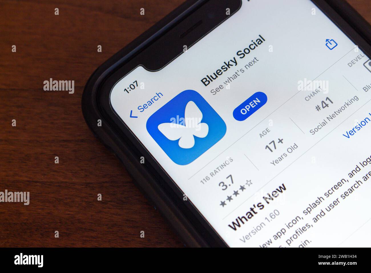 Twitter alternative Bluesky social vu dans un App Store sur un écran iPhone. Un protocole décentralisé de médias sociaux (Authenticated Transfer Protocol) Banque D'Images