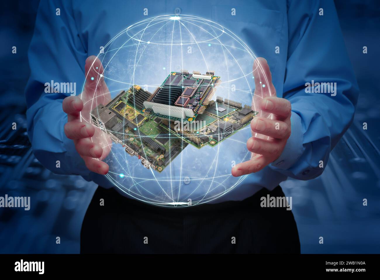 Un homme tient une terre stylisée et mise en valeur avec quelques cartes CPU industrielles intégrées à l'intérieur. Concept d'automatisation informatique industrielle globale. Banque D'Images