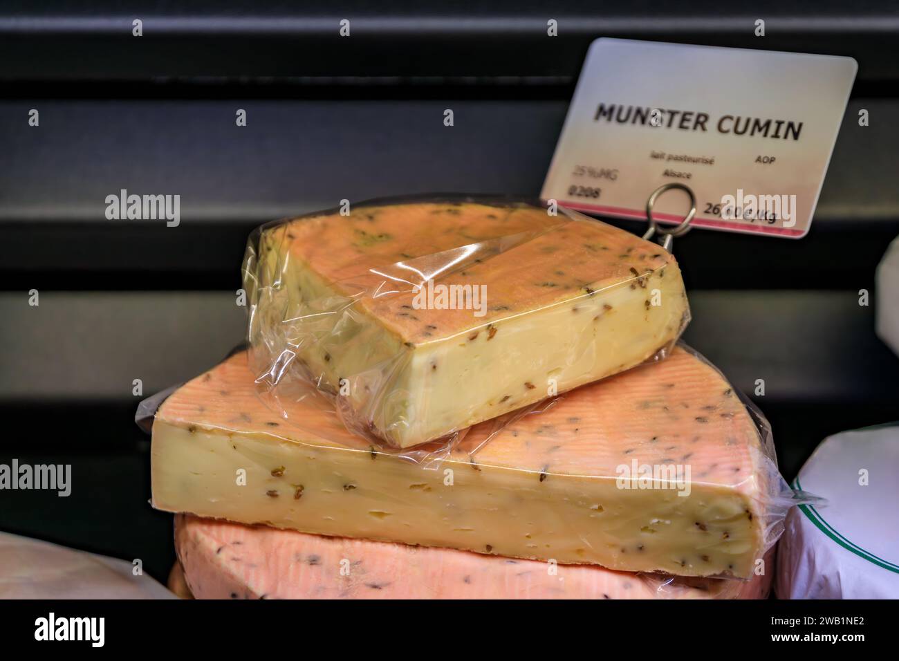 Fromage Muenster gourmand au cumin dans une fromagerie artisanale dans le quartier historique carré Dor de Strasbourg, Alsace, France Banque D'Images