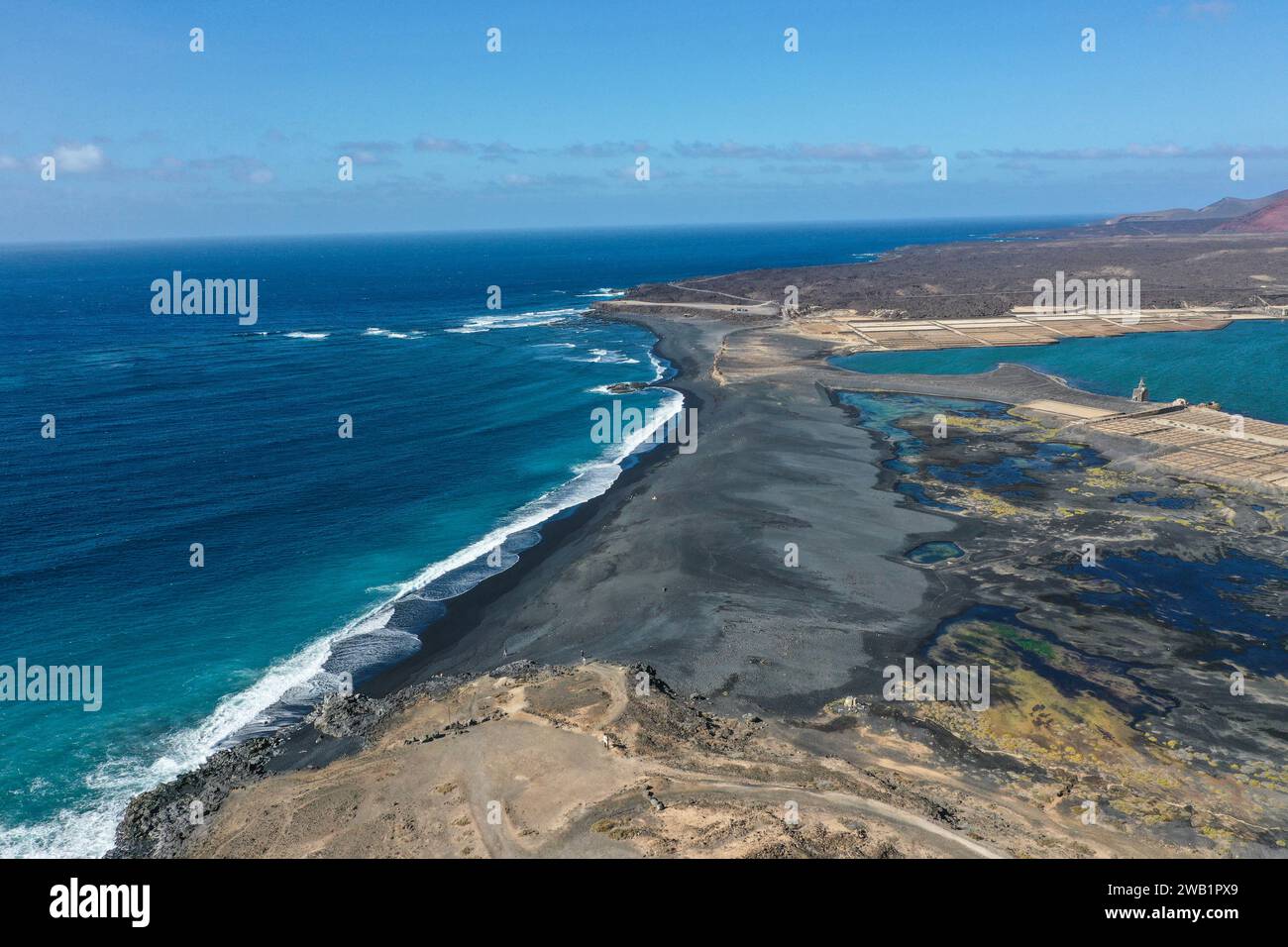 Drone vue panoramique de Playa del Janubio à Lanzarote avec le paysage volcanique en arrière-plan avec mer turquoise et grandes vagues. Espagne Banque D'Images