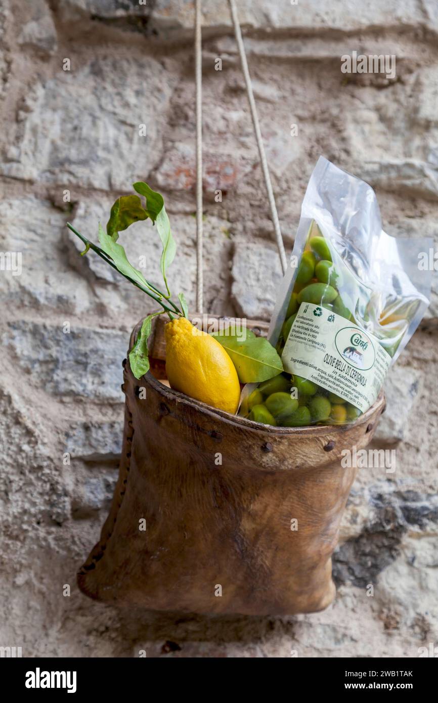 Façade de maison avec décoration et publicité, sac en cuir avec citron et olives, Limone sul Garda, Lac de Garde, province de Brescia, Lombardie, Italie Banque D'Images