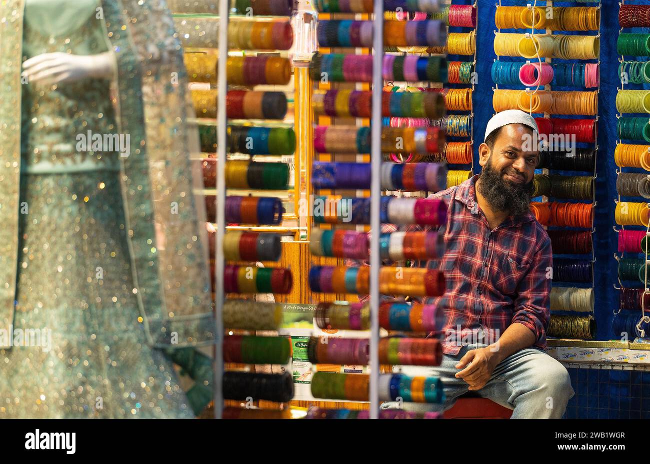 Trader avec les célèbres cerceaux de verre de Hyderabad, bazar, à Charminar, Hyderabad, Andhra Pradesh, Inde Banque D'Images