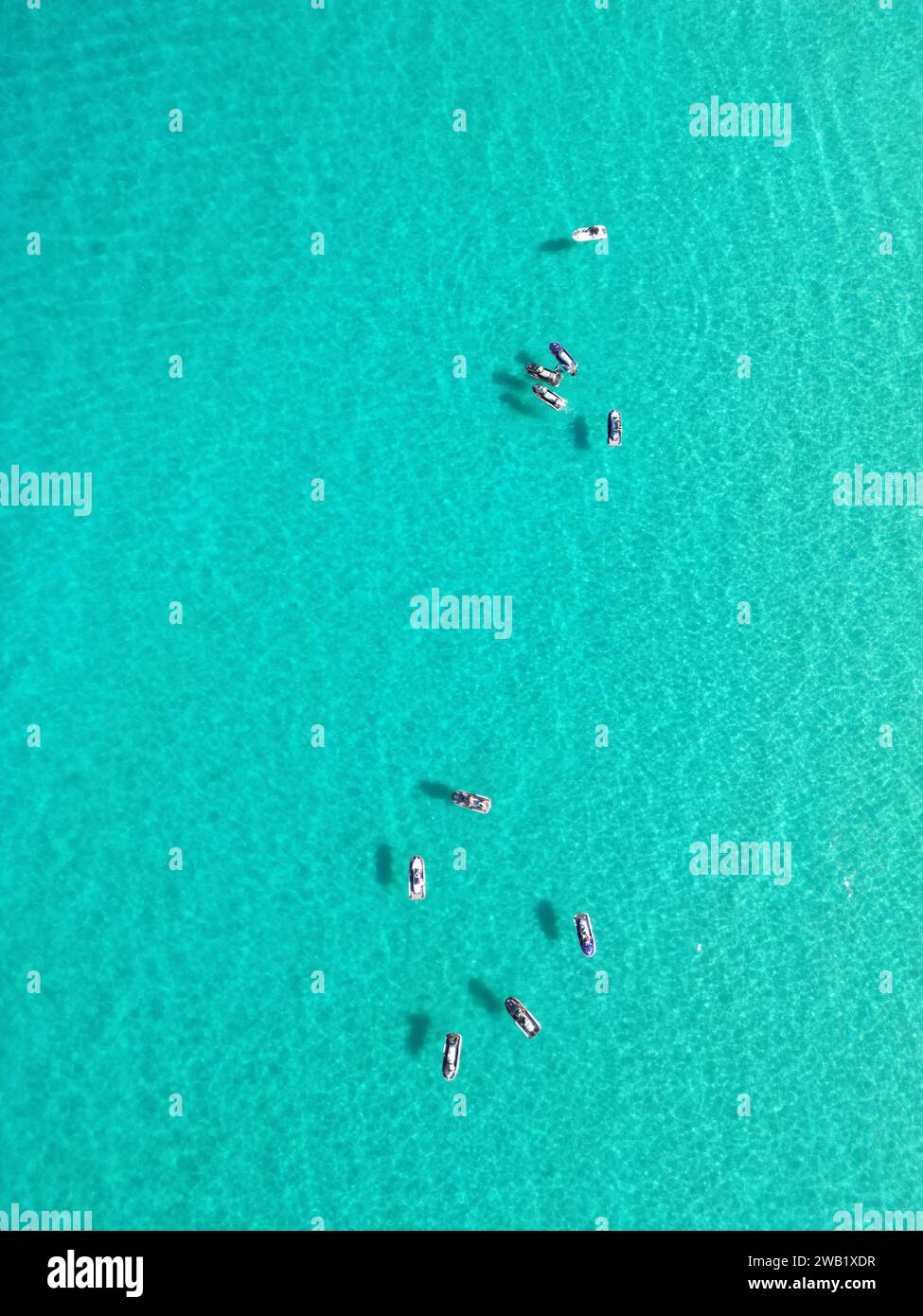 Une scène paisible d'un groupe de bateaux dérivant dans la mer bleue tranquille Banque D'Images