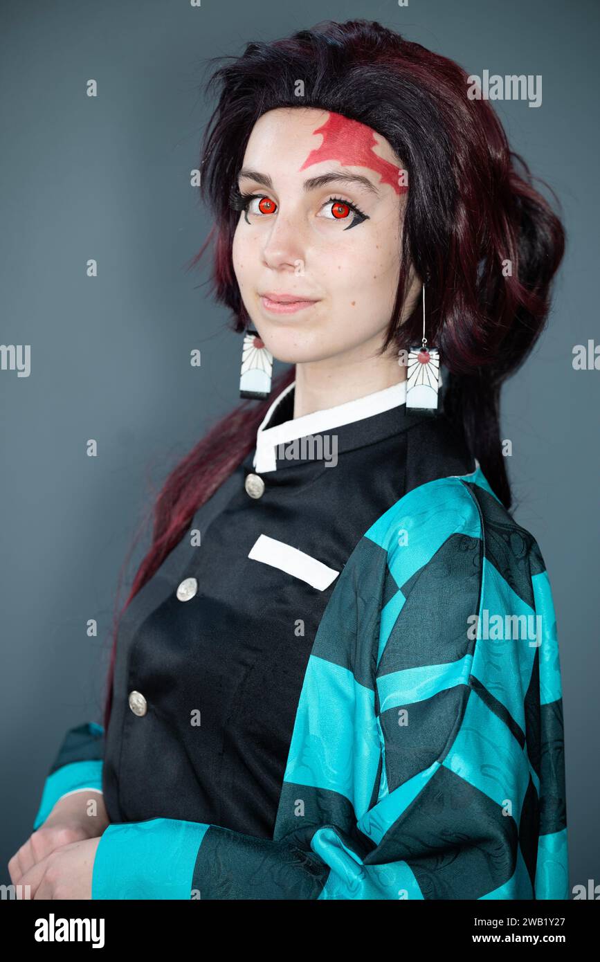 Une cosplayeuse caucasienne dans un costume bleu avec de la peinture pour le visage et des lentilles de contact rouges Banque D'Images