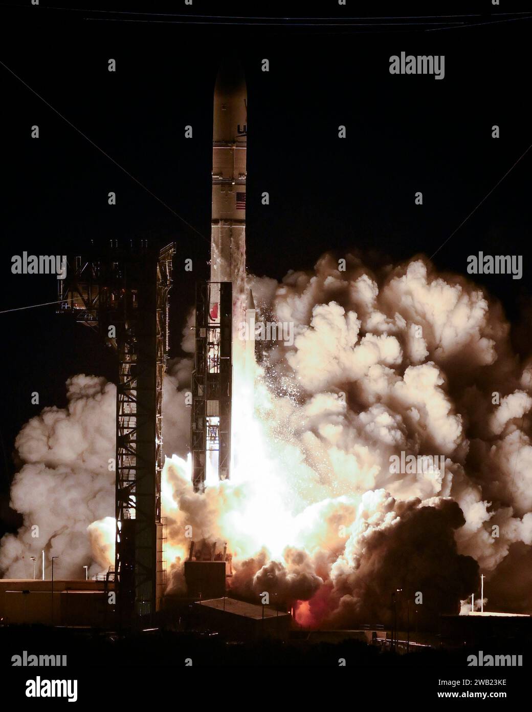 Cape Canaveral, Floride, États-Unis. 08 janvier 2024. Une fusée Vulcan de l'United Launch Alliance (ULA) lance à 2:18 heures du matin lors de son vol inaugural depuis le complexe 41 à la Station spatiale Cape Canaveral, Floride, le lundi 8 janvier 2024. La charge utile principale à bord de la nouvelle fusée est l'atterrisseur lunaire Astrobotic Peregrine, transportant plusieurs instruments pour la NASA sur la Lune. Photo de Joe Marino/UPI crédit : UPI/Alamy Live News crédit : UPI/Alamy Live News Banque D'Images