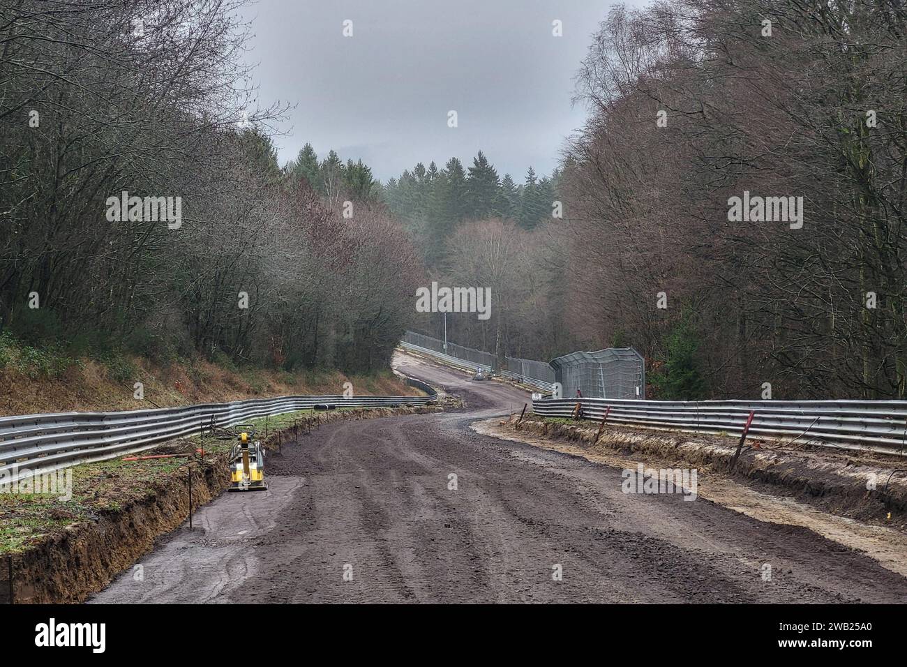 Nuerburg Rennstrecke, Deutschland, Rheinland-Pfalz, Nuerburgring, Baumassnahme, 05.01.2024 Umfangreiche Winter-Bauarbeiten auf dem Nuerburgring, hier der Streckenabschnitt Fuchsroehre , auf dem Eifelkurs bekommt eine neue Asphaltdecke Rennstrecke, Deutschland, Rheinand-Pfalz, Nuerburgring, Baumassnahme, 05.01.2024 *** circuit de Nuerburg, Allemagne, Rhénanie-Palatinat, Nuerburgring, travaux de construction, 05 01 2024 d'importants travaux de construction hivernaux sur le Nuerburgring, ici la section Fuchsroehre du circuit de l'Eifel obtient une nouvelle surface asphaltée piste de course, Allemagne, Rhénanie-Palatinat, Nuerburg Banque D'Images