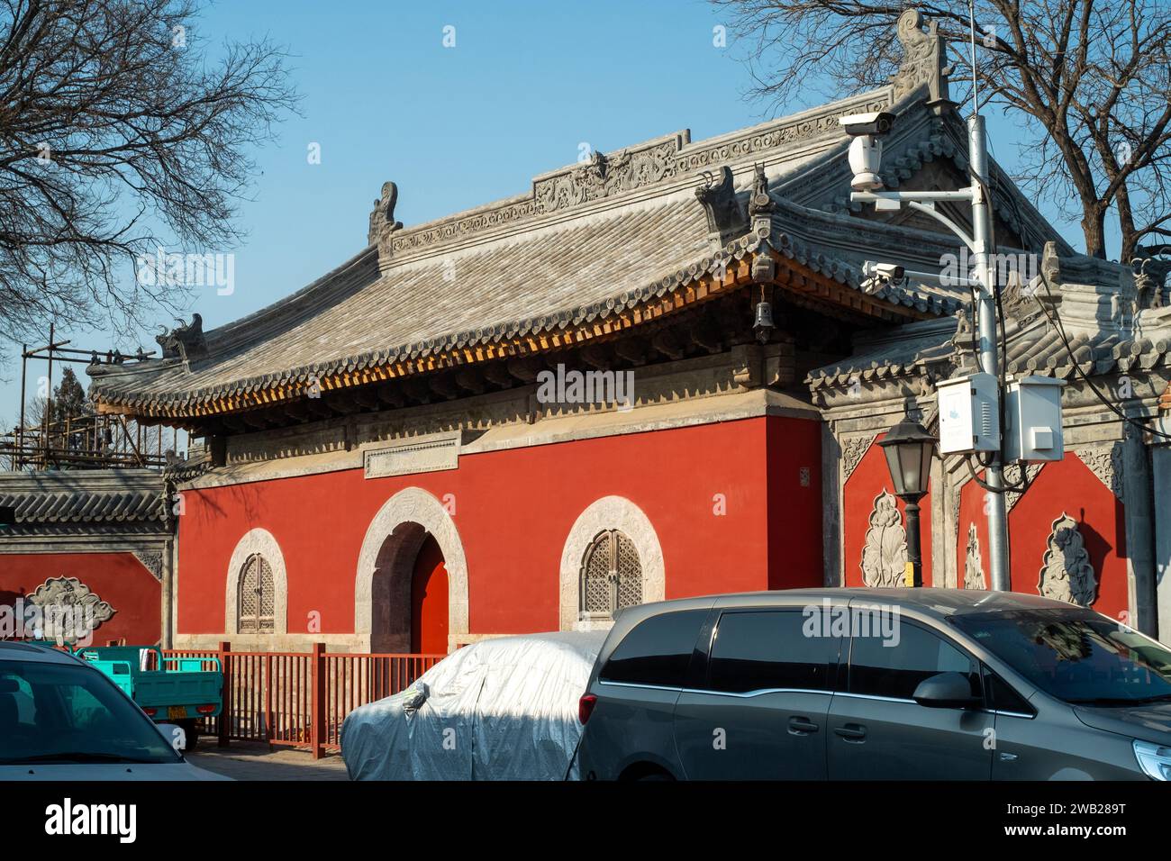 La porte du temple bouddhiste Nianhua à Pékin，en Chine. Tout juste rénové. Banque D'Images