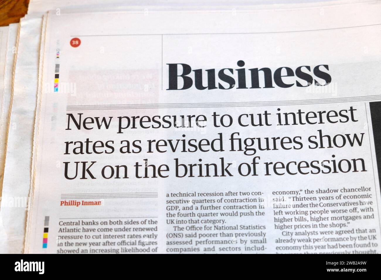 'Nouvelle pression pour réduire les taux d'intérêt alors que les chiffres révisés montrent le Royaume-Uni au bord de la récession' titre du journal Guardian 23 décembre 2023 Royaume-Uni KATHY DEWITT Banque D'Images