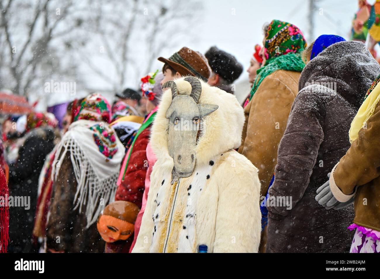 LVIV, UKRAINE - 7 JANVIER 2024 - Une personne porte un masque de la chèvre pendant la nouvelle joie est venue. Rozkoliada, festival folklorique hivernal ukrainien, LVI Banque D'Images