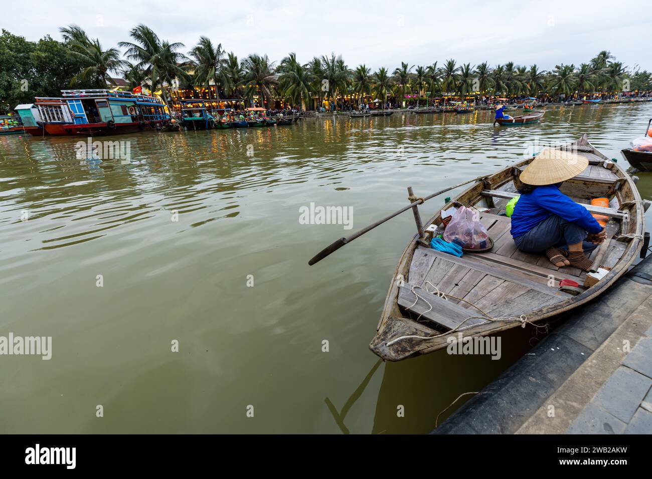 Femme dans un bateau à Hoi an Vietnam Banque D'Images