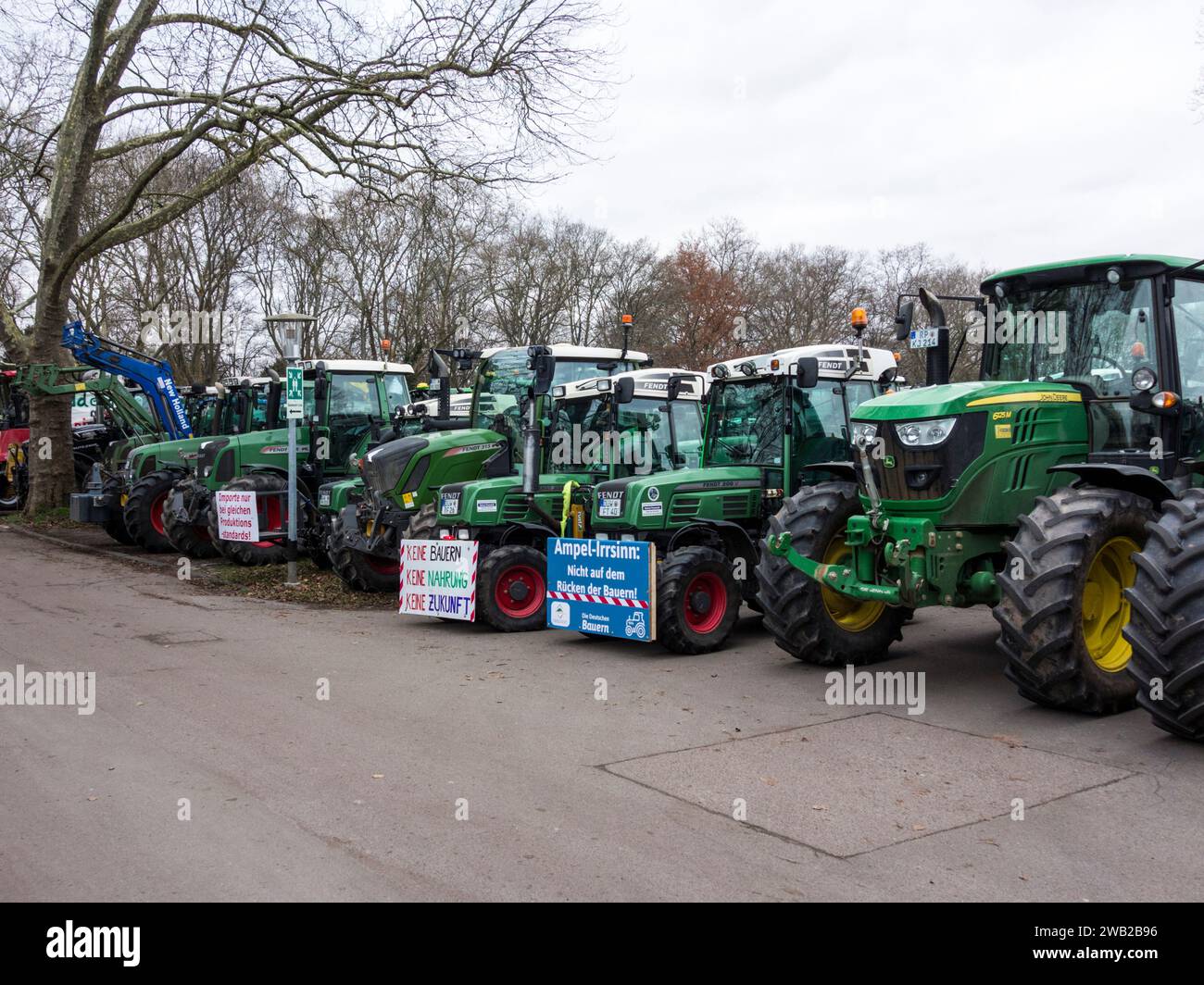 Manifestations des agriculteurs à Ludwigshafen/Allemagne : les producteurs agricoles protestent contre les plans de réforme du gouvernement de centre gauche d'OLAF Scholz (8 janvier 2024). Les plans de réduction des avantages fiscaux sur les machines diesel et agricoles ont conduit à un tollé et à des protestations sans précédent, avec la formation de grands convois de tracteurs dans les grandes villes. Banque D'Images