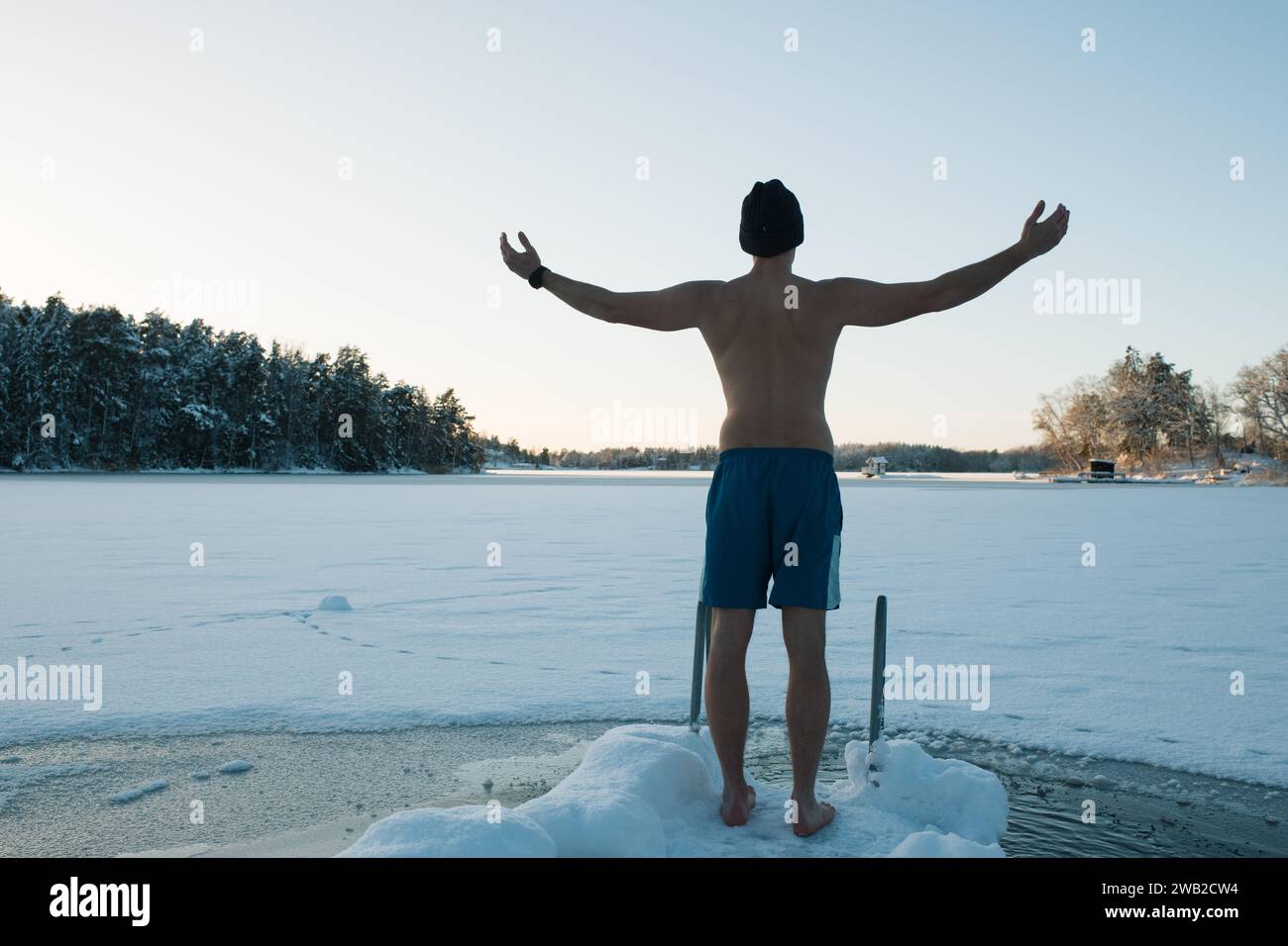 Homme se préparant pour un plongeon d'eau gelée dans la mer Baltique Banque D'Images