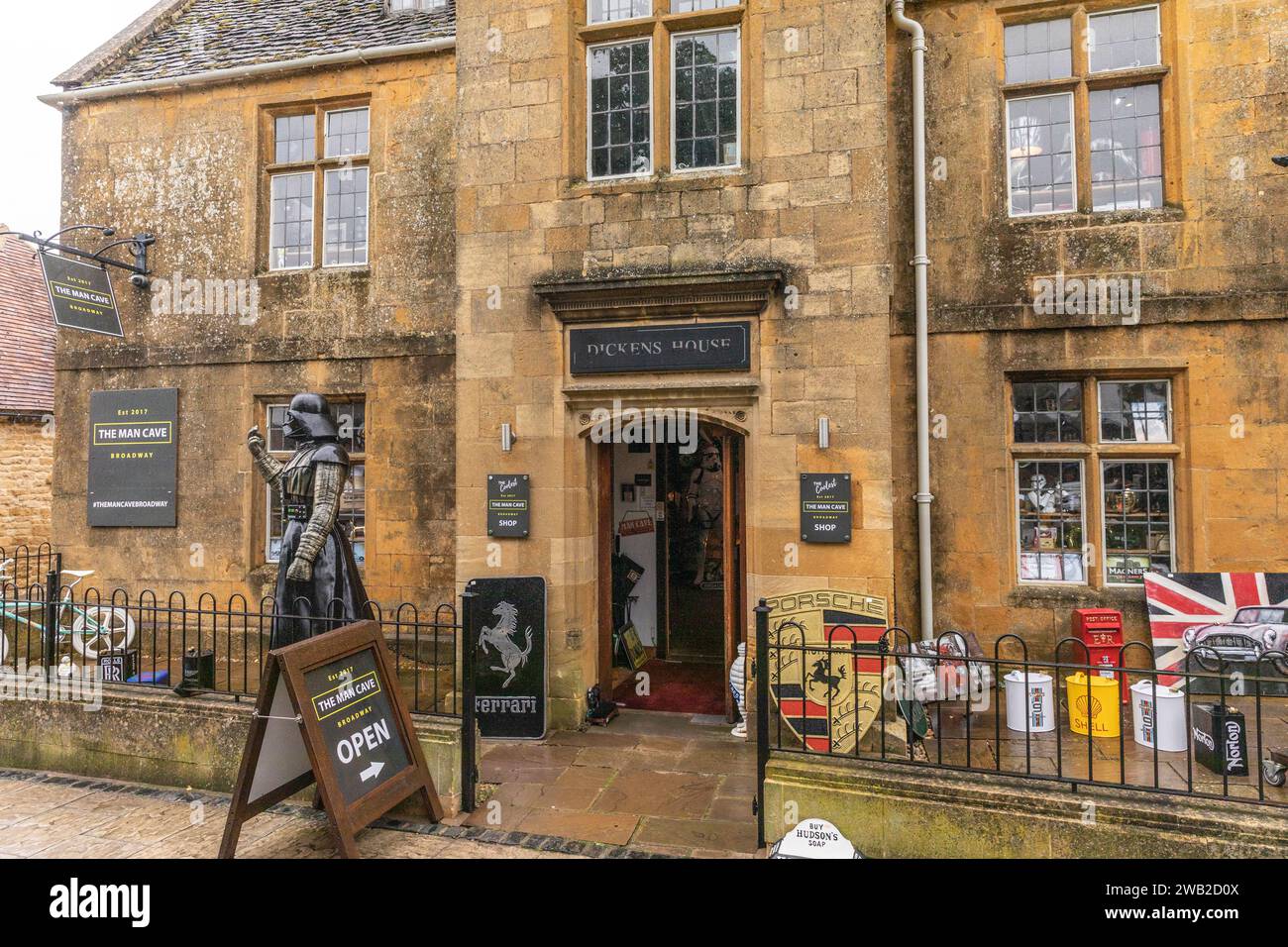 Le magasin Man Cave Broadway d'articles de voitures anciennes et classiques et d'estampes d'art, High Street Broadway, Worcestershire, les cotswolds, Angleterre, Royaume-Uni, 2023 Banque D'Images