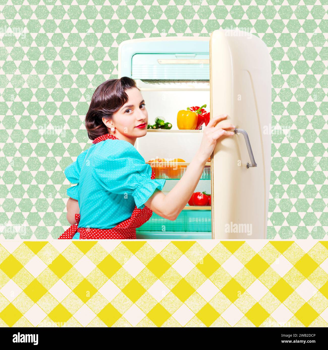 Femme au foyer de style vintage dans la cuisine préparant le déjeuner, elle ouvre le réfrigérateur et regarde la caméra Banque D'Images