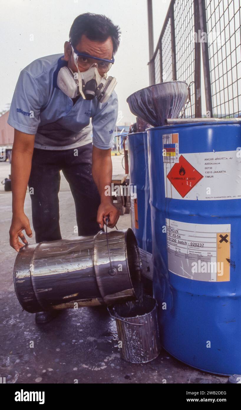 Indonésie, Jakarta, stockage de liquides chimiques dans une usine de peinture de Sikkens Banque D'Images
