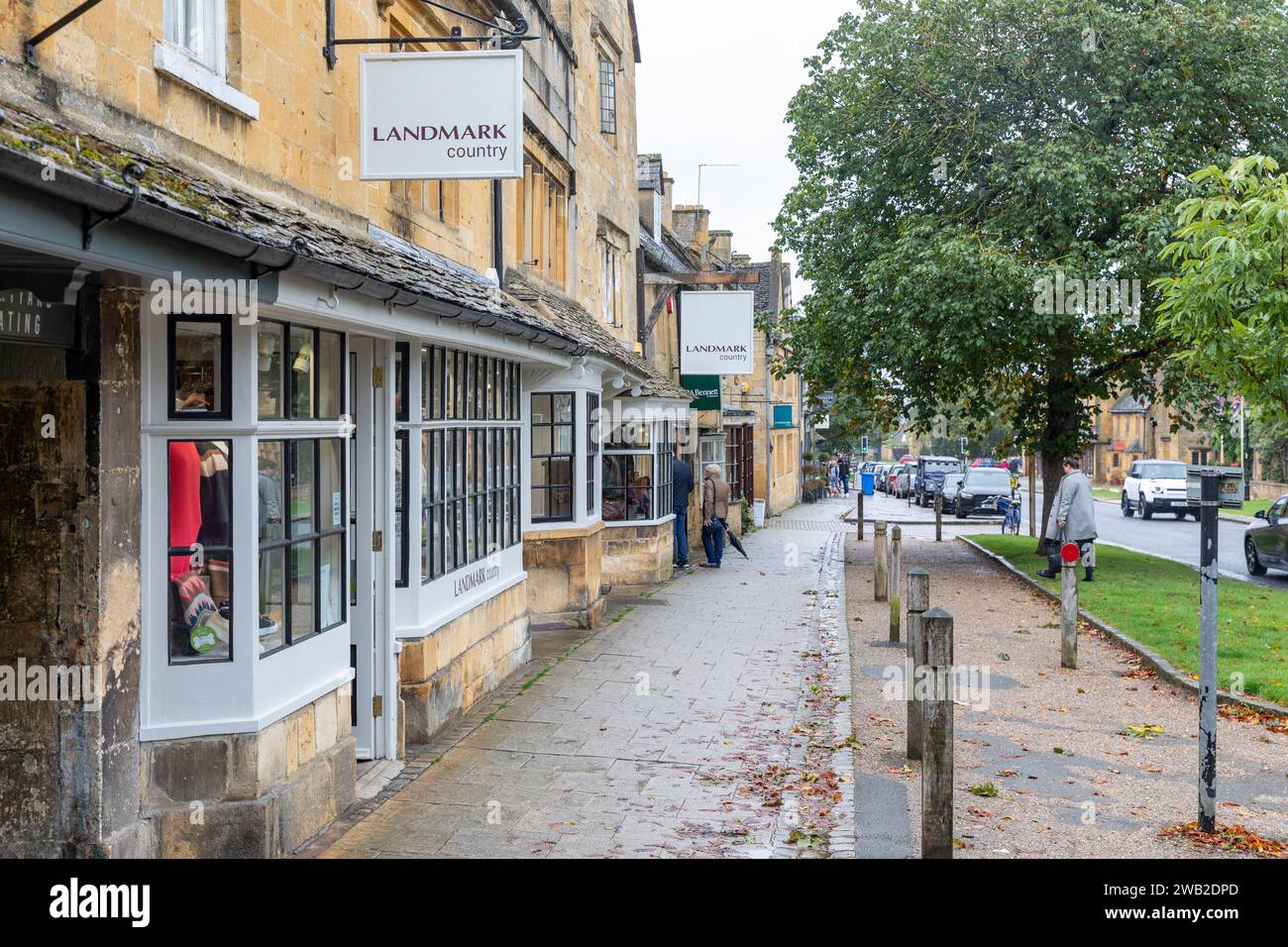 Broadway village Cotswolds, Landmark Country magasin de détail indépendant vendant des vêtements et chaussures de marche et de campagne, Angleterre, Royaume-Uni, 2023 Banque D'Images