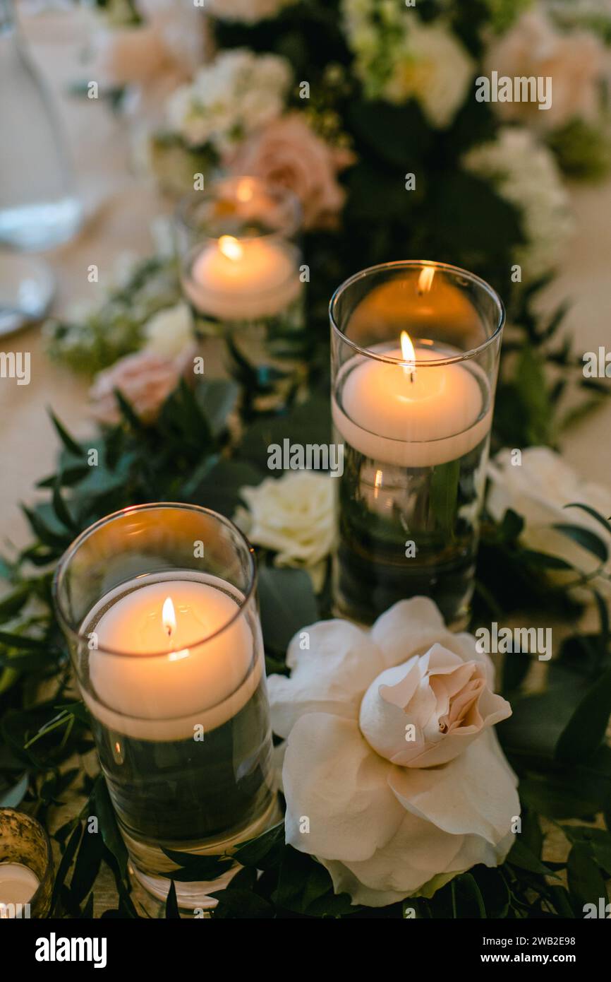 table de réception de mariage décorée de bougies et de tableaux fleuris Banque D'Images
