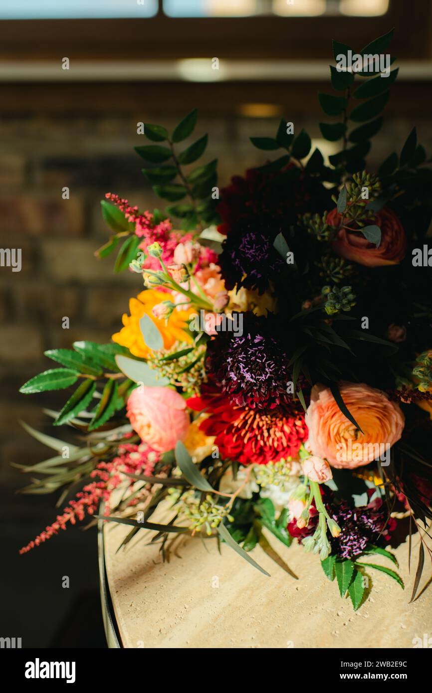 Bouquet floral coloré sur le dessus de table dans la lumière chaude du soleil à l'intérieur Banque D'Images