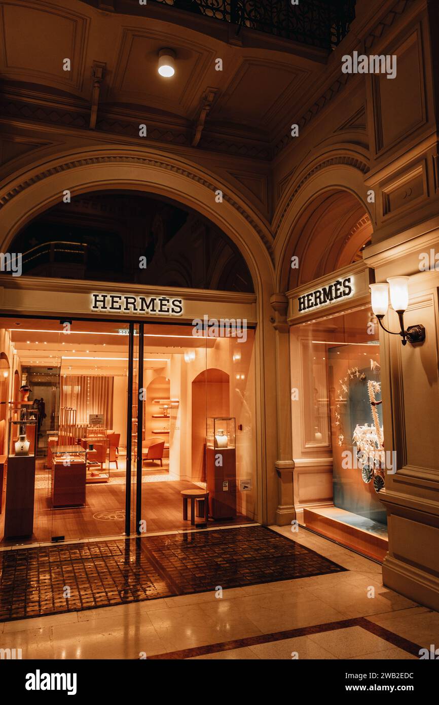 Célèbre magasin Hermès dans un intérieur chic avec des produits de luxe dans le centre commercial. Hermes est une maison de couture française de luxe Banque D'Images