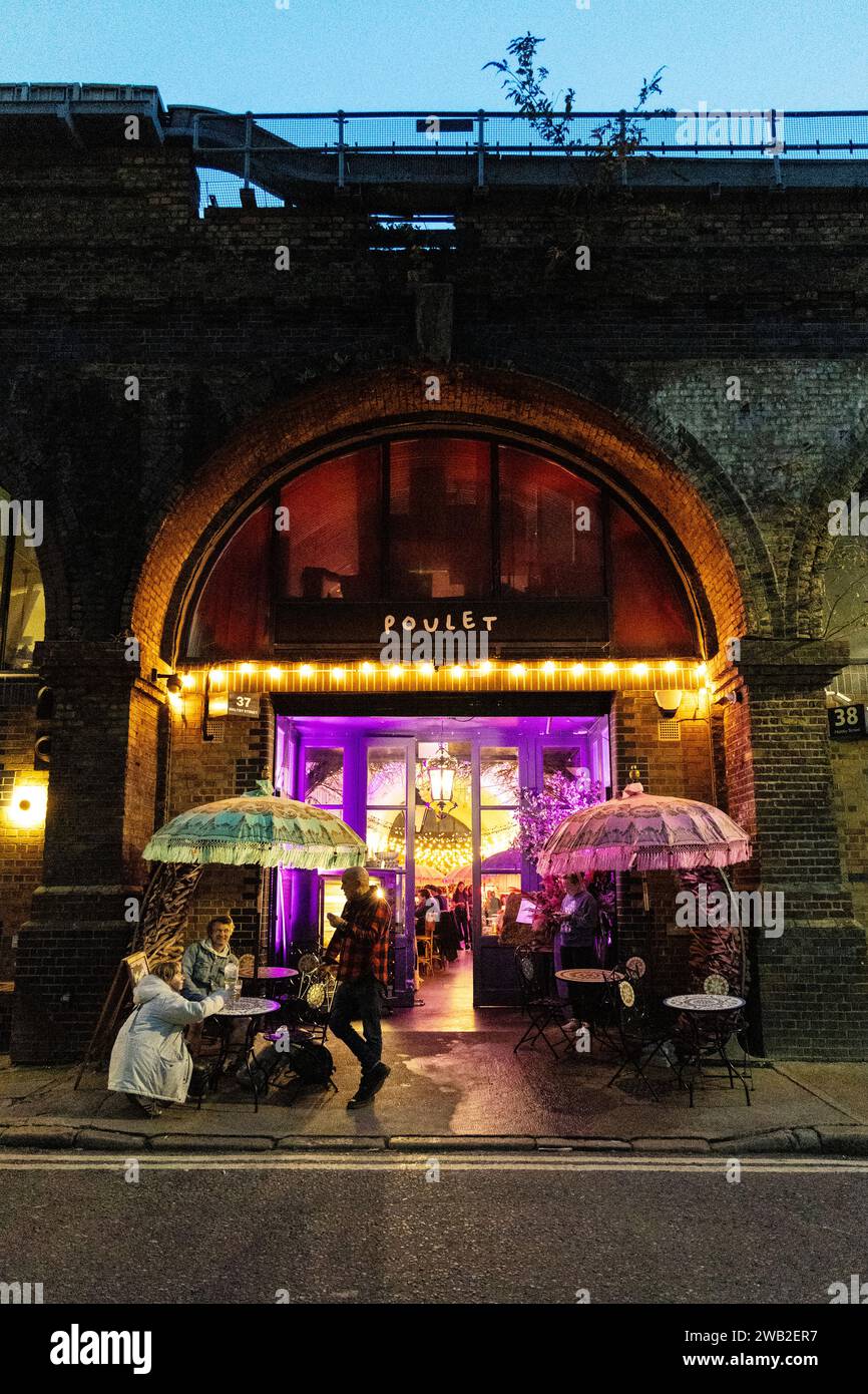 Extérieur de poulet Rotisserie dans les arches ferroviaires de Maltby Street Market, Londres, Angleterre Banque D'Images